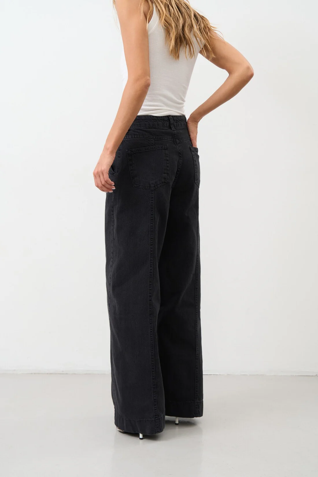High Rise Relaxed Fit Grey Jeans - Image 4
