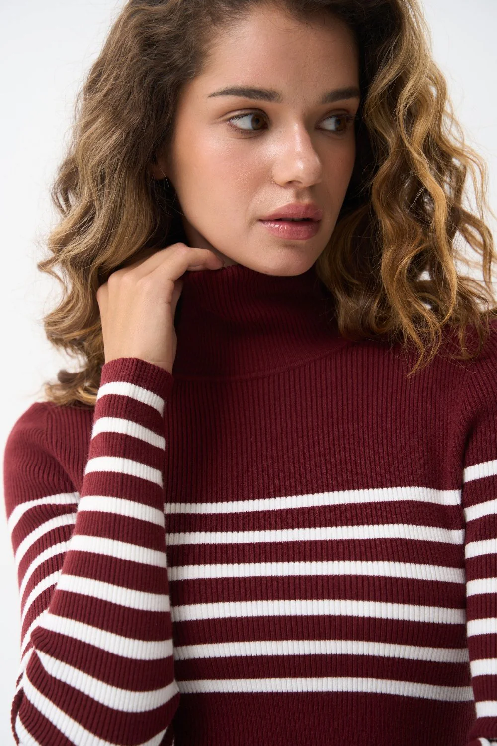 Red turtleneck sweater with a milky stripe - Image 7