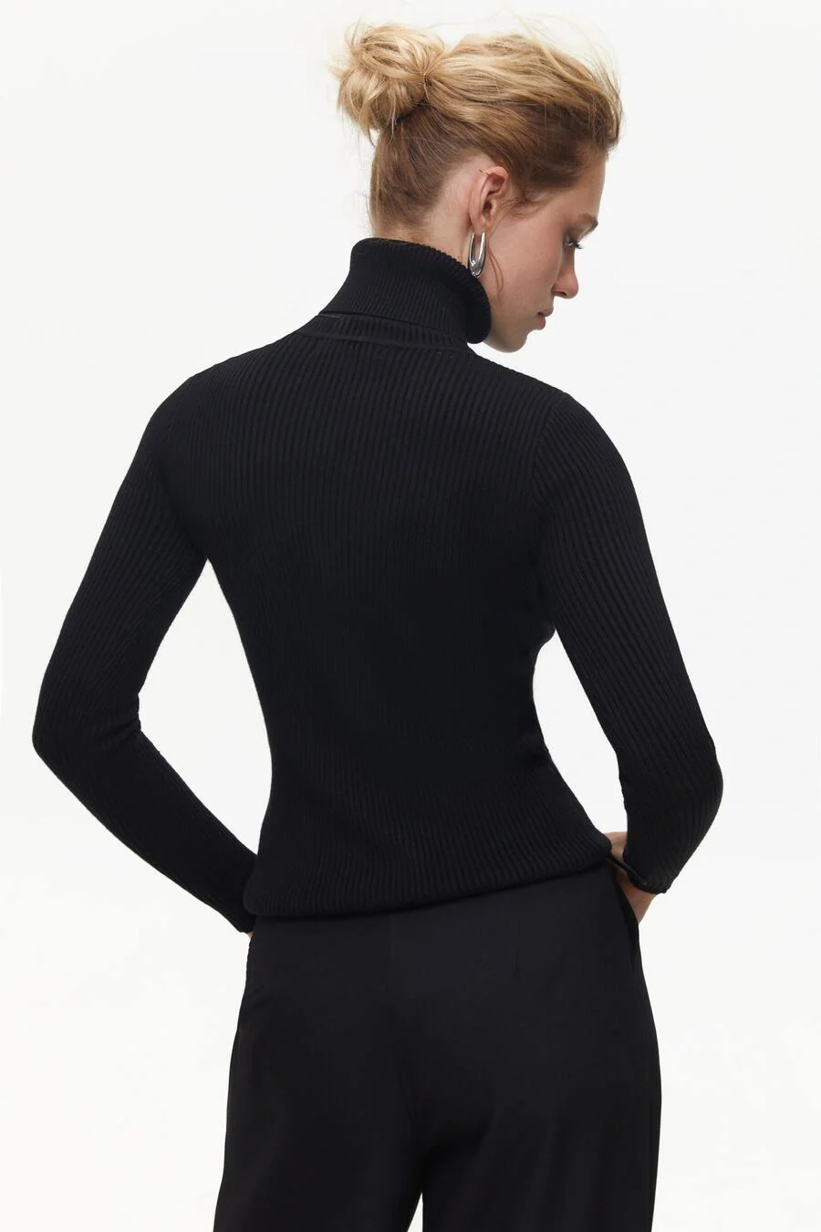 Ribbed turtleneck sweater in color black - Image 4