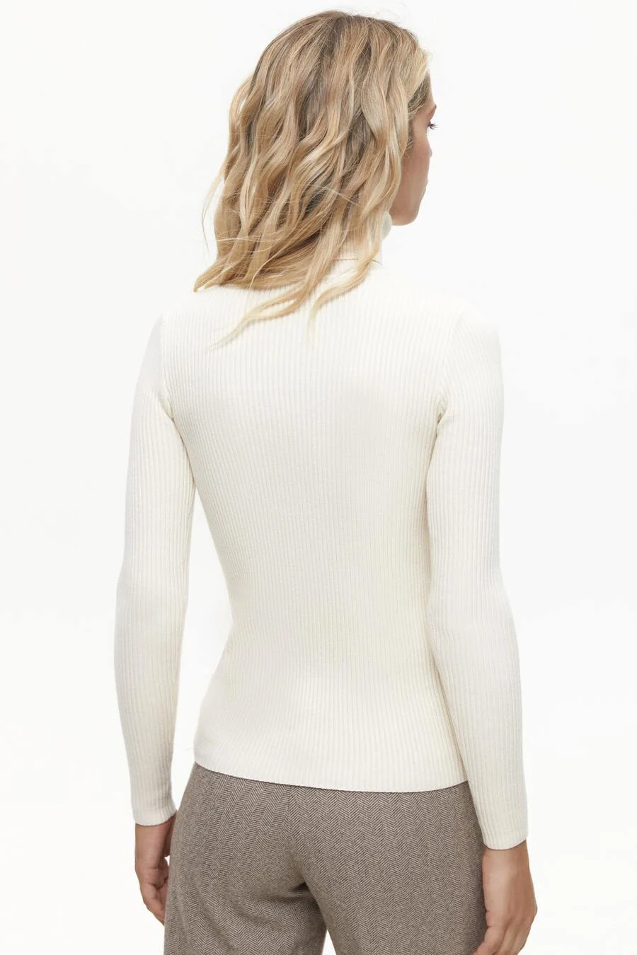 Ribbed turtleneck sweater in color milk - Image 4